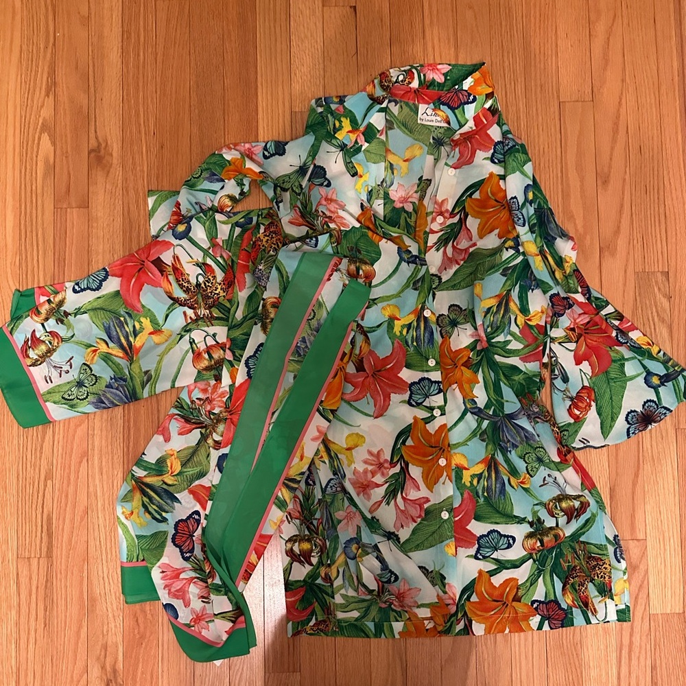 Línea, floral bell sleeve long shirt with matching jumbo scarf. SizeXS.